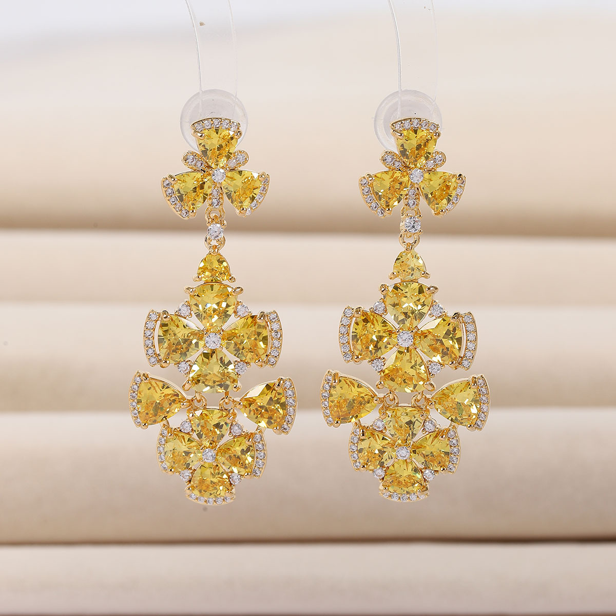 Elegant earrings with zircon