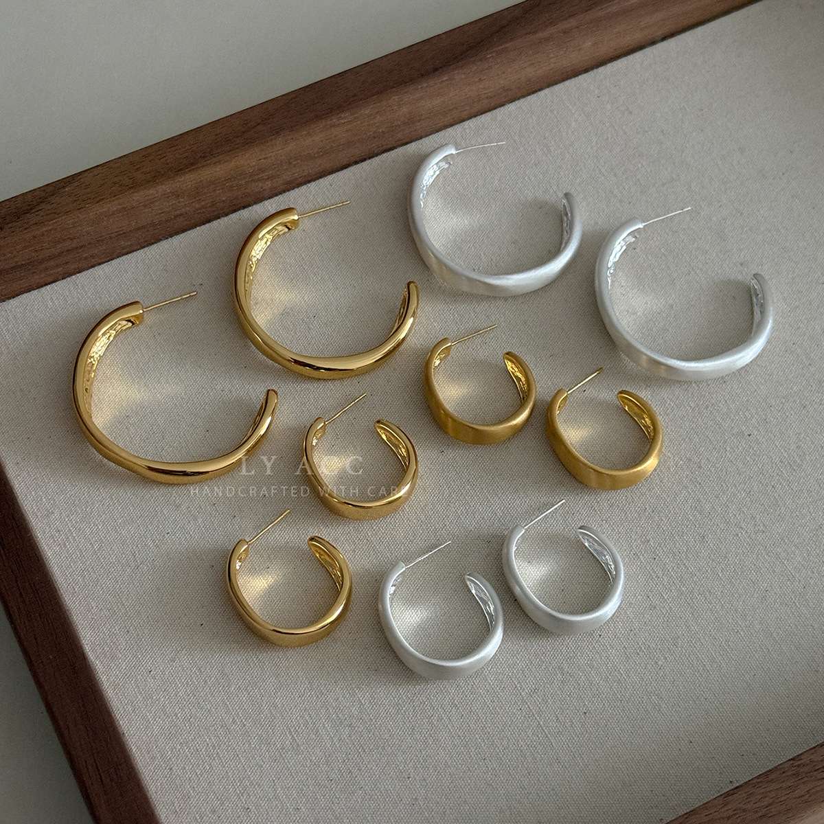 Simple and Classic C-Shaped Earrings with a Polished Finish, European and American Style, Elegant and Luxurious, Suitable for Daily Wear and Commuting, Versatile and Elegant Ear Accessories
