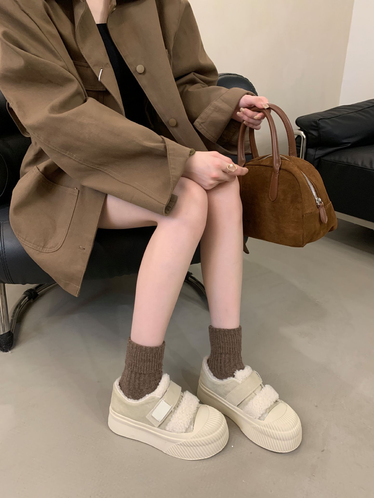 Chaussures ShoeGlobe Grape Mom Automne Hiver Nouvelles Chaussures en cuir véritable à semelle épaisse et doublure en velours épais, chaudes et décontractées, couleur blanc biscuit, pour femmes_voghion.com