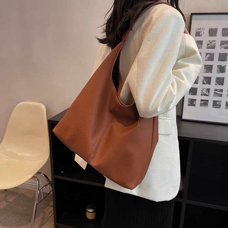 Large capacity bag for women 2023 new soft leather underarm shoulder bag child and mother bucket women's commuter tote bag for work
