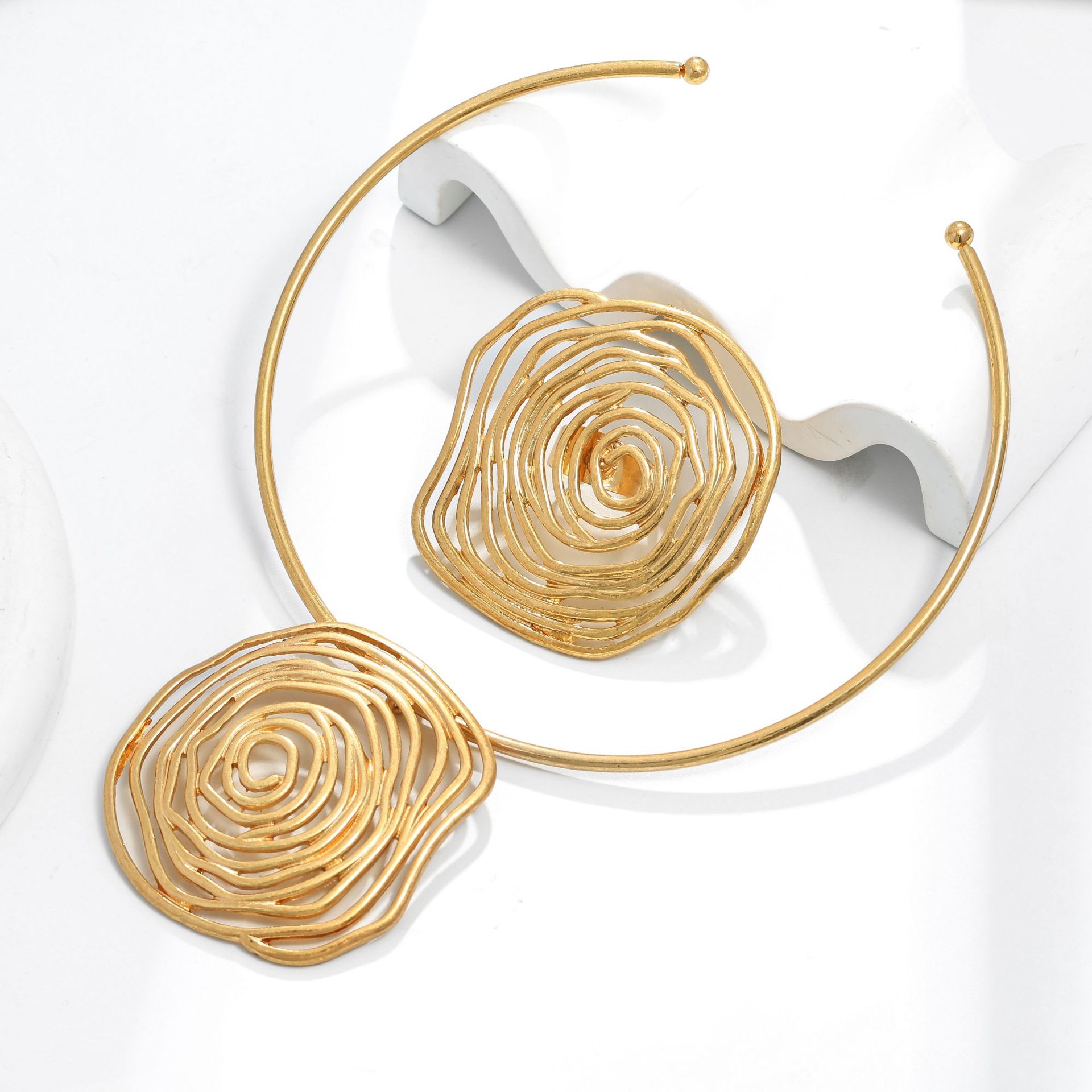 Joyería caliente europea y americana Suministro de comercio electrónico transfronterizo 1 juego de remolino espiral anillo collar traje de mujer