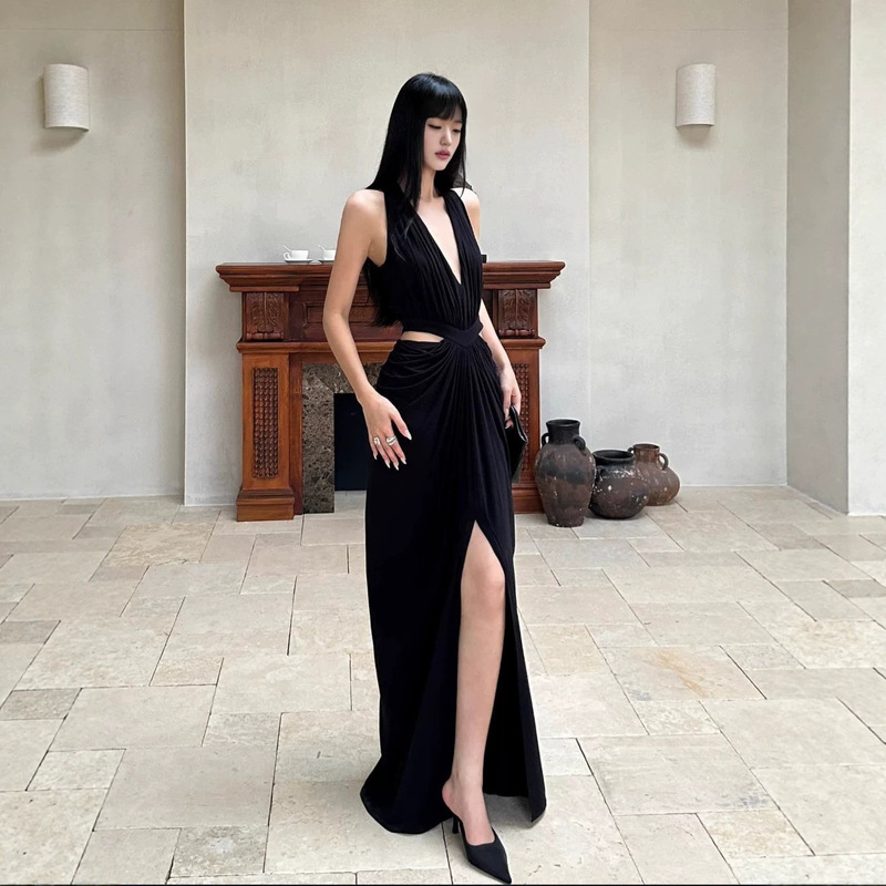 Elegant high-slit deep V-neck halter neck dress with exposed waist and back, bodycon fishtail skirt, stylish long dress