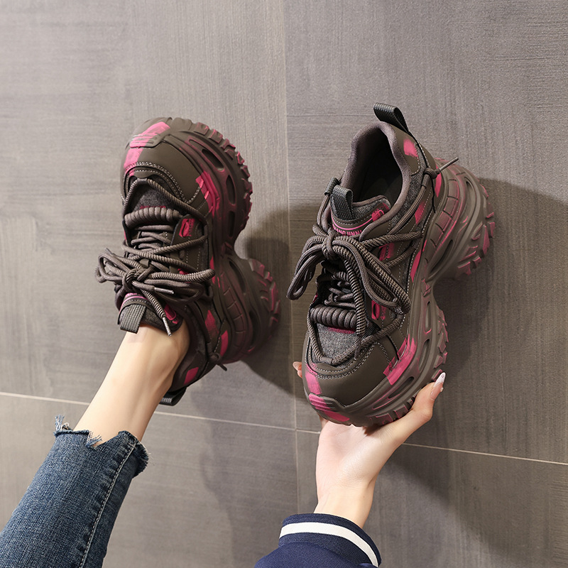 Giày sneaker nữ đế dày tăng chiều cao kiểu platform — màu đen