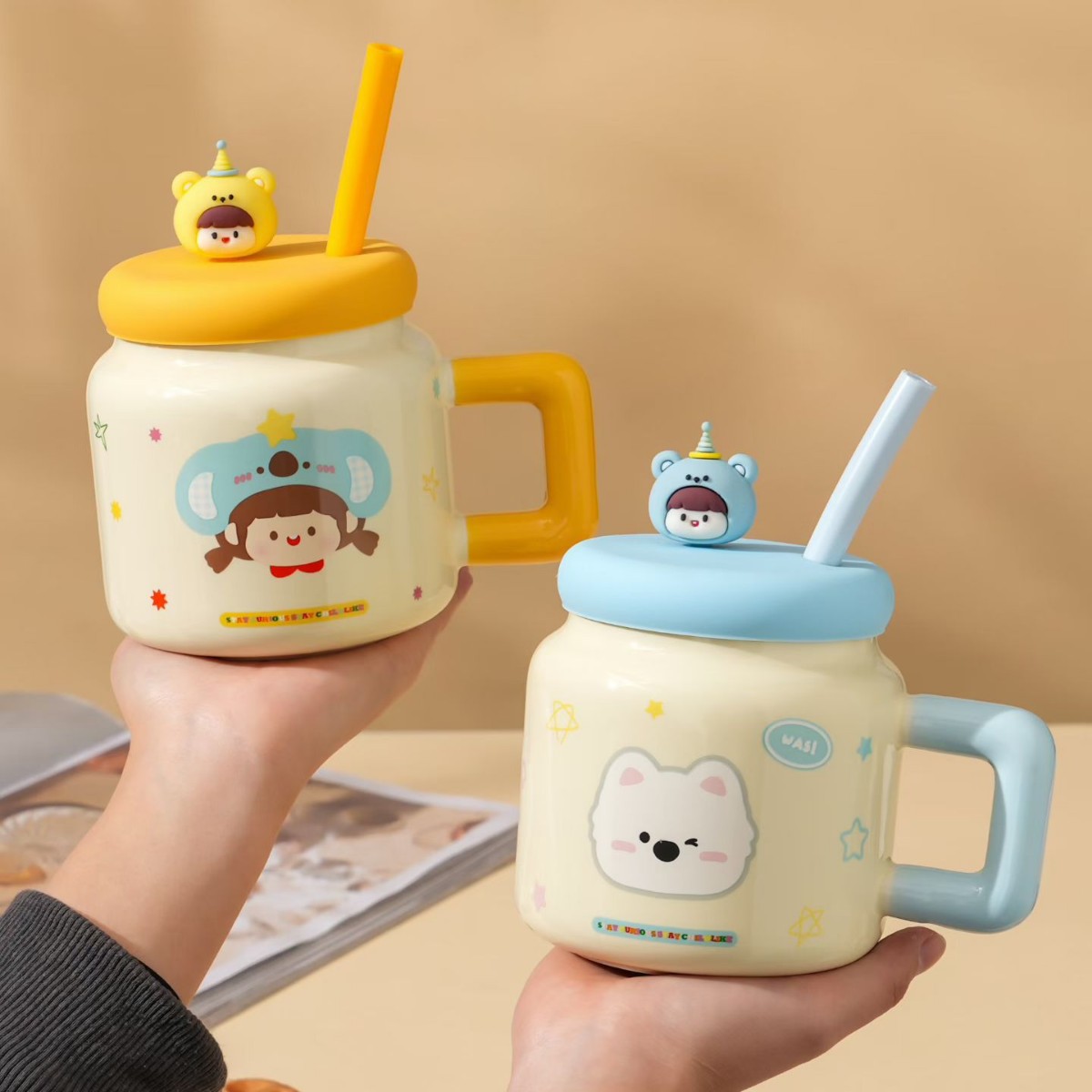 Creativa caricatura chica de paja de cerámica taza de agua acompañante mano regalo alto valor facial taza de marca con tapa encantadora taza de café transfronteriza