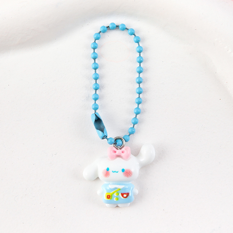 新しいかわいいアニメのキーホルダーは学生のキーホルダーに飾られています。|undefined