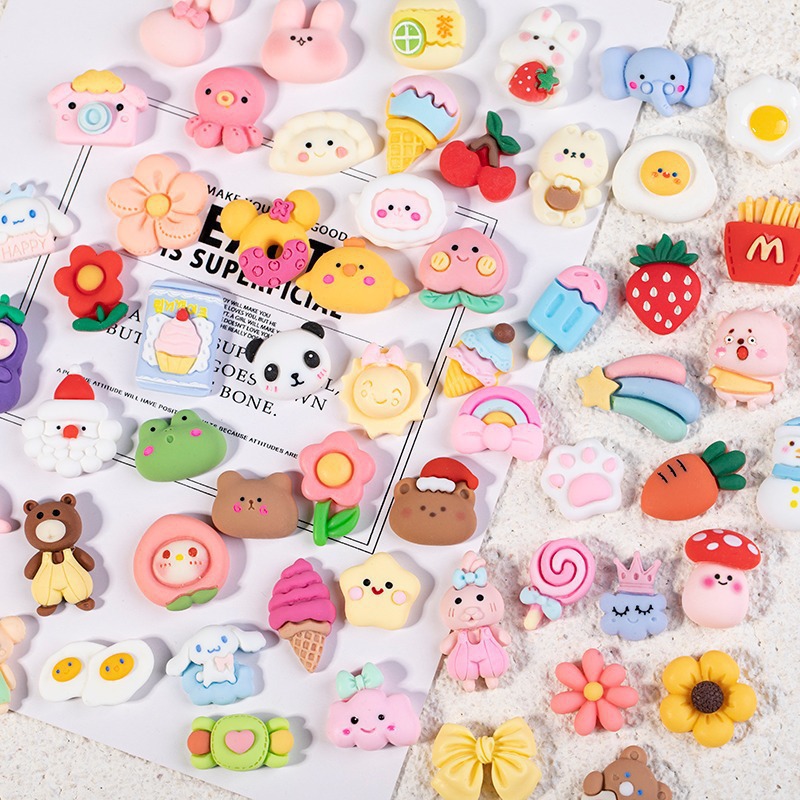 Tiktok Venta caliente DIY accesorios de resina al por mayor al azar mezclado parche de dibujos animados accesorios para el cabello material en stock peso del coche