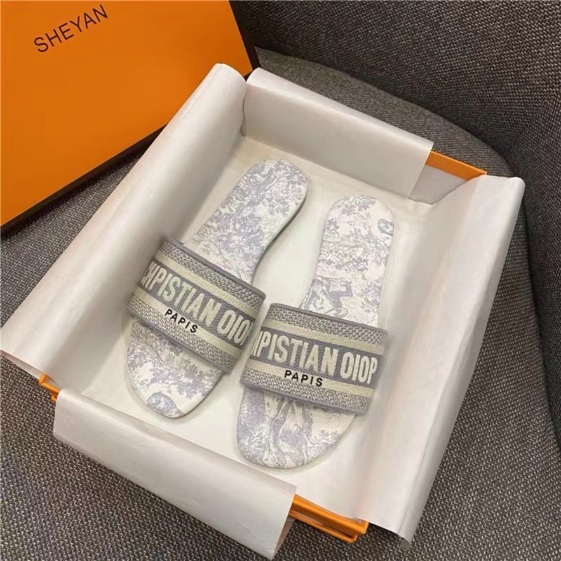 D casa con el mismo estilo zapatillas bordadas con letras para mujer 2022 primavera y verano nuevo estilo de cuero todo fósforo sandalias y zapatillas de playa de fondo plano