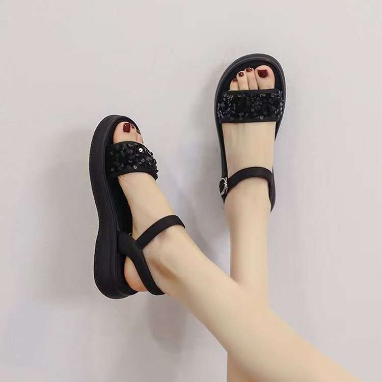 Sandalias de sequilla para mujeres verano 2026 nuevo red red un botón de botón para usar una base suave plana con una base gruesa antideslizante zapatos de playa para mujeres