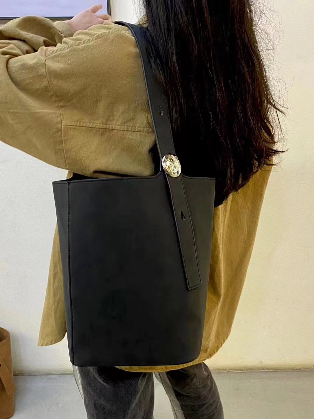 Défilé de mode 2024 nouveau seau minimaliste givré à la mode et polyvalent en daim à une seule épaule grande capacité pour femmes_voghion.com