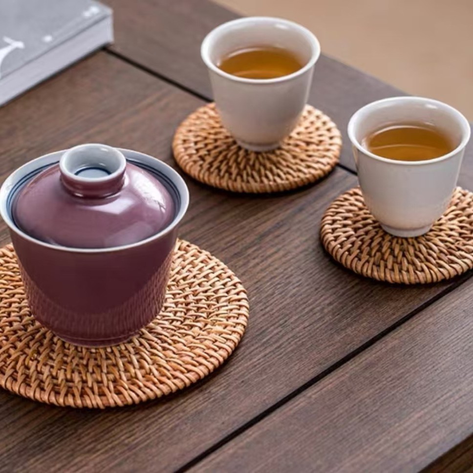 Los fabricantes venden al por mayor posavasos de ratán hechos a mano posavasos de té, tapetes para ollas de té, tapetes para ollas de arena, tapetes para mesas de comedor a prueba de escaldaduras