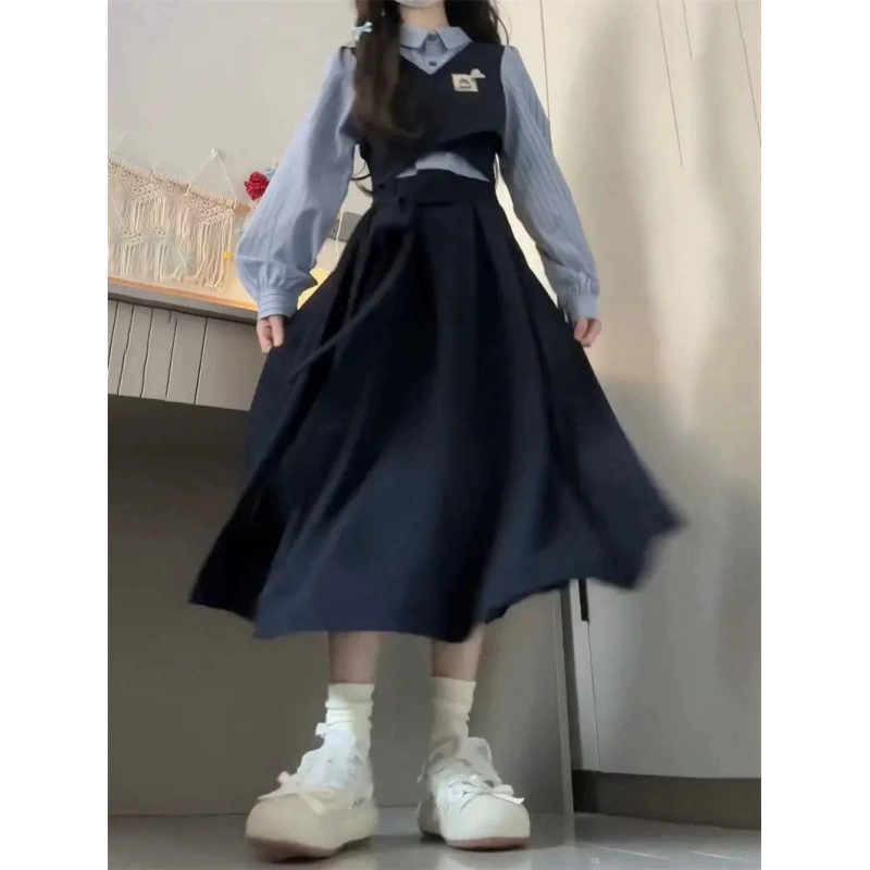 Весенне-летняя женская одежда 2025: новый нишевый комплект из топа с бретелями + полосатой рубашки + длинной юбки с высокой талией