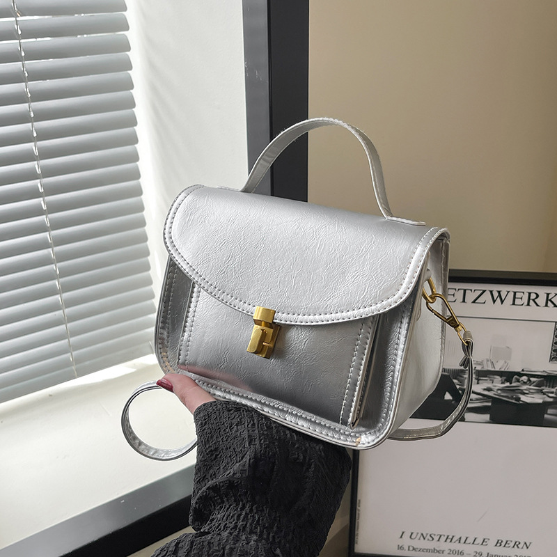 Bagos portátiles de estilo extranjero 2025, primavera nueva moda de nicho, bolsos de hombro de moda, bolsos de bloqueo personalizados, bolsos de mujer de tramo inclinado