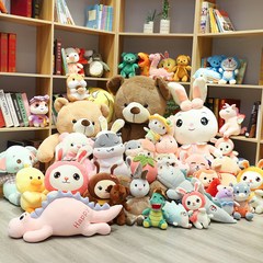 キャッチャー人形の子供の露店リング夜市のぬいぐるみの結婚祝いは人形を投げてイベントのプレゼントを押します。