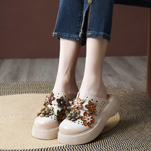 包头拖鞋女夏季新款外穿镂空洞洞半拖民族风花朵真皮松糕厚底凉拖