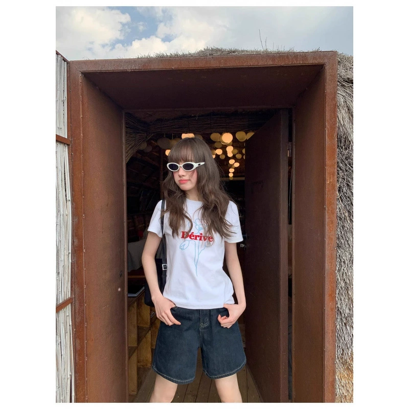 Женская футболка с цветочной вышивкой и принтом, летняя женская футболка в корейском стиле, облегающий простой дизайн с короткими рукавами на правое плечо, тонкий топ с круглым вырезом