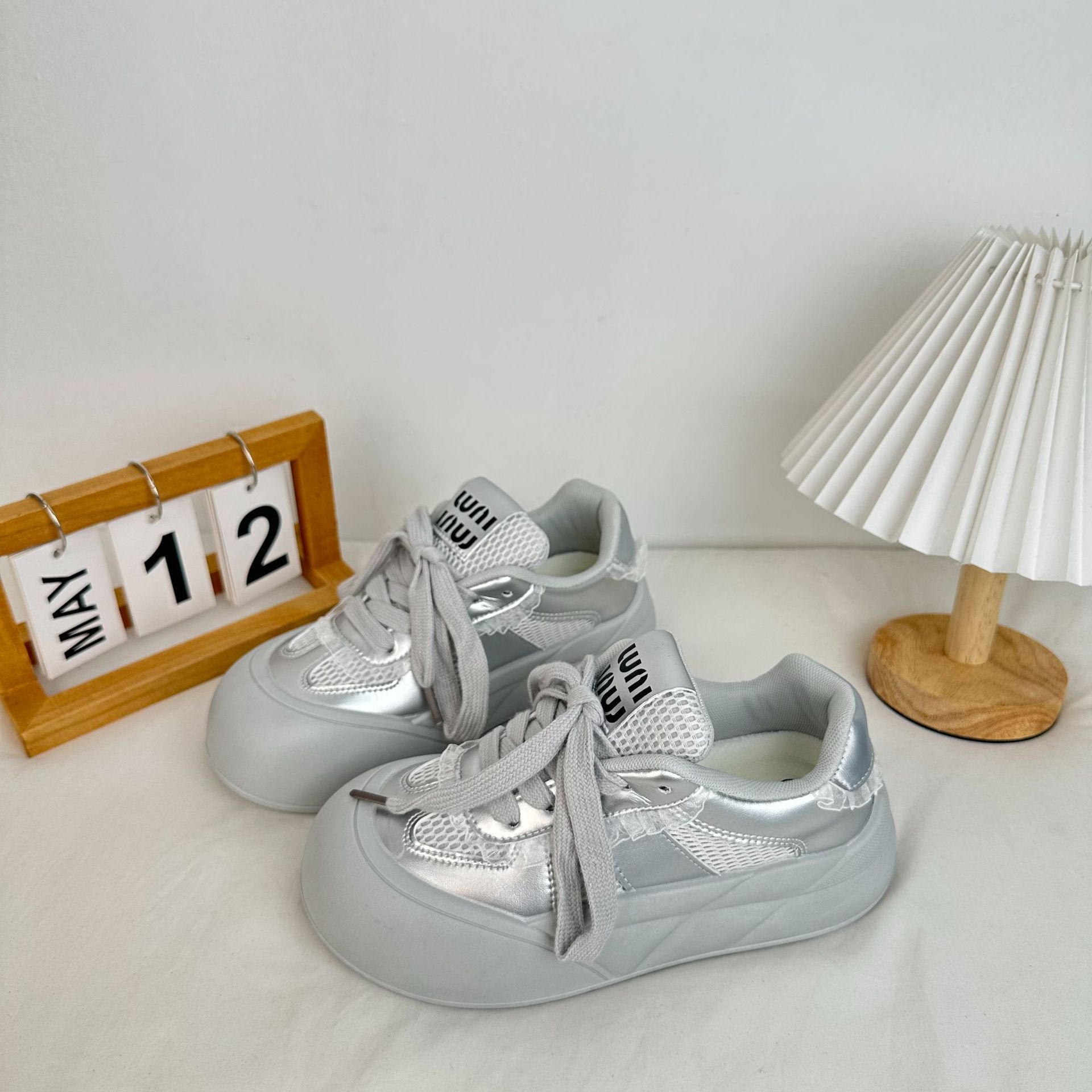 Yuanbo 2024 primavera y verano nuevos zapatos de pan de suela gruesa estilo coreano variedad de zapatos blancos de estilo de Hong Kong nicho zapatos de mujer de suela gruesa