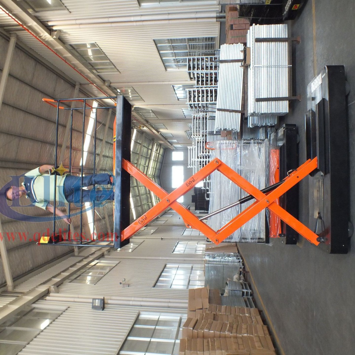 厂家推荐自行走升降机小型电动液压升降作业登高车，番茄采摘车