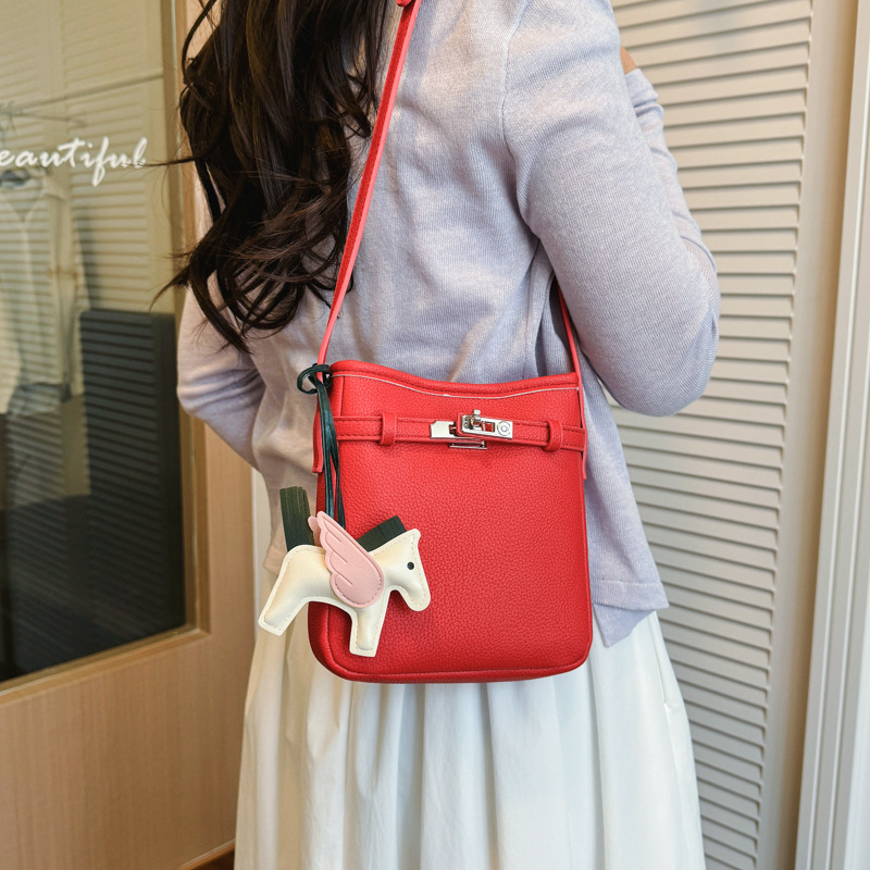 Lichi mujer nueva moda exquisita nicho de fuego verano 2026 temperamento bolso de moda móvil mochila de hombro estampado