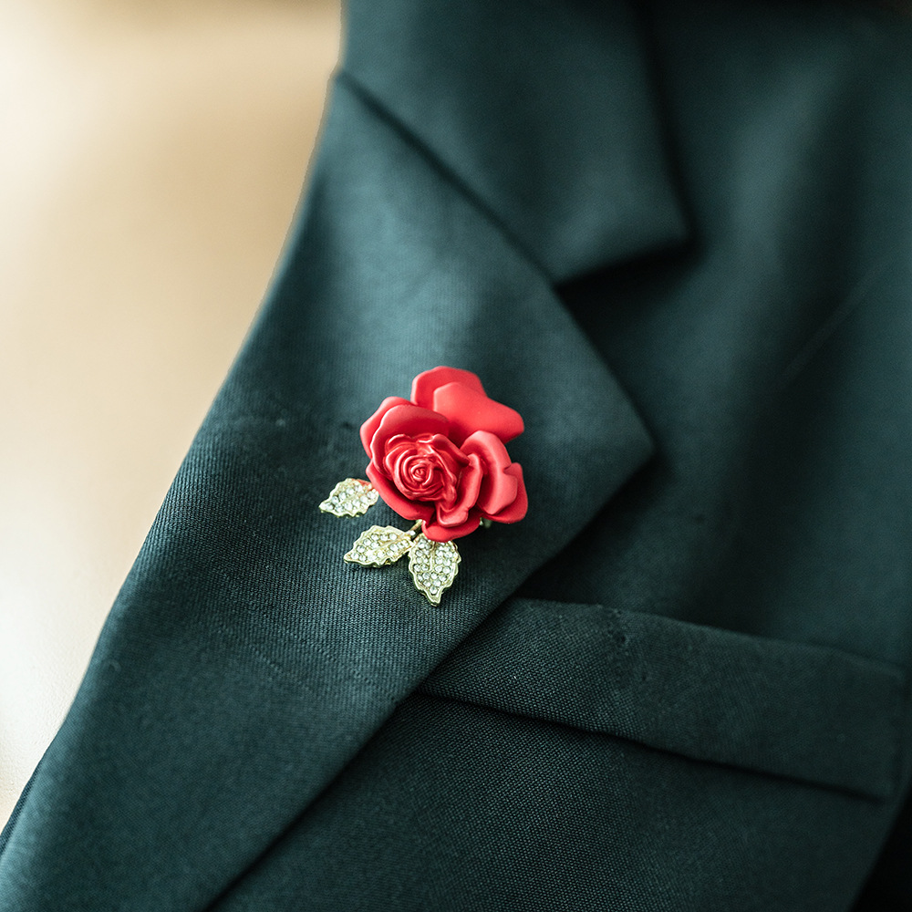 Elegante spilla a forma di rosa per donna camelia rossa con strass_voghion.com