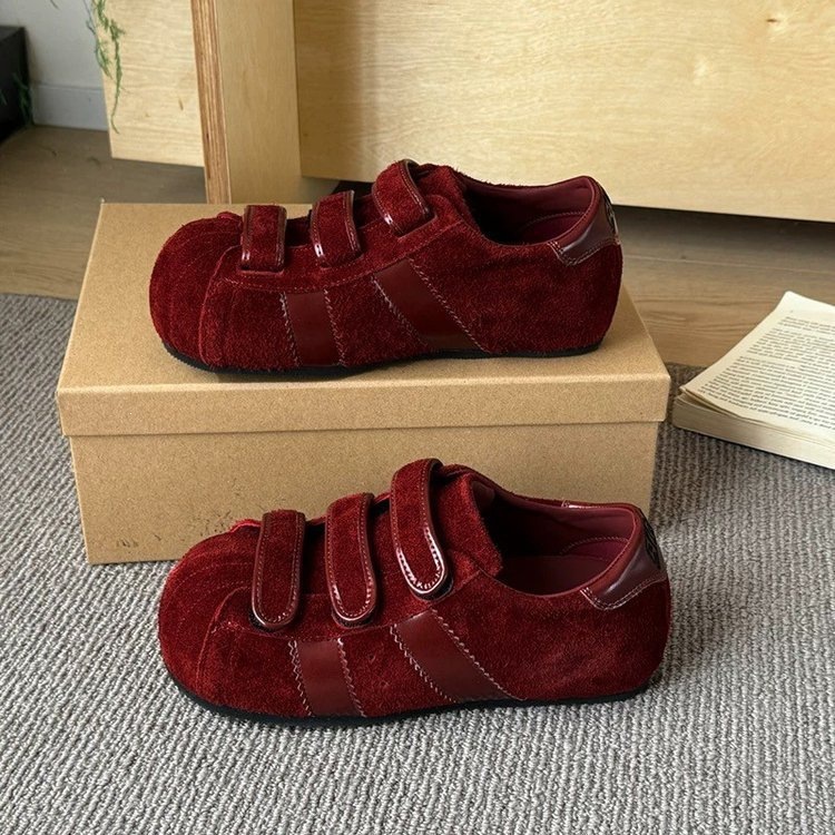 Zapatos de primavera 2026 pequeños zapatos de entrenamiento alemán casuales de altura, botones de botones