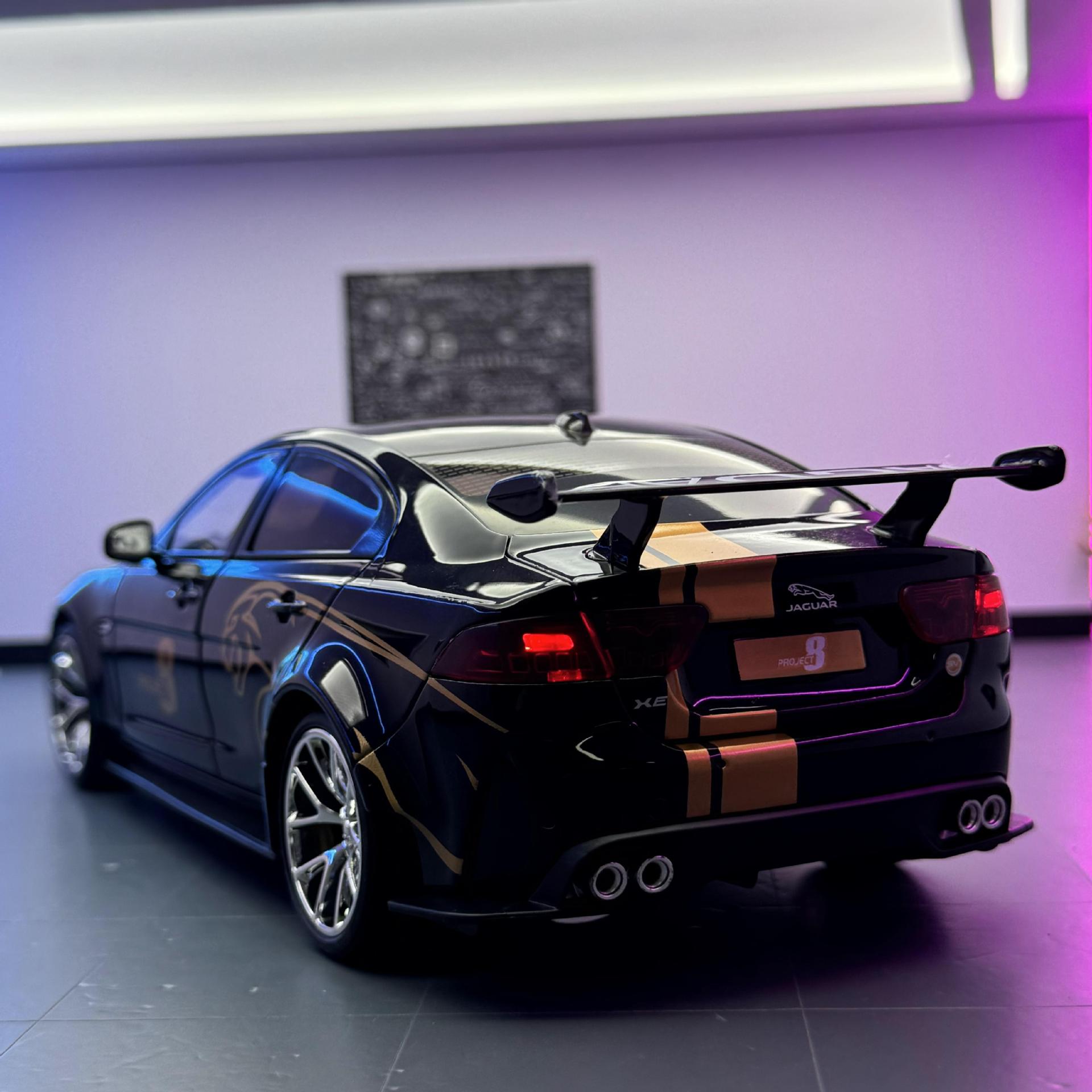 Modelo de coche de aleación Qiyi 1:18 Jaguar XE SVProject coche deportivo con decoración de modelo de sonido de coche de juguete deslizante