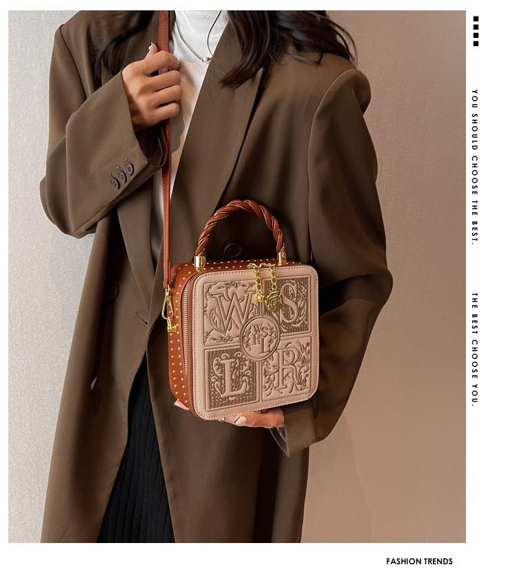 A New High-end Hand-held Embroidered Small Square Bag with A Niche Design. The Texture is Stylish and One Shoulder Diagonal Cross Box Bag_voghion.com