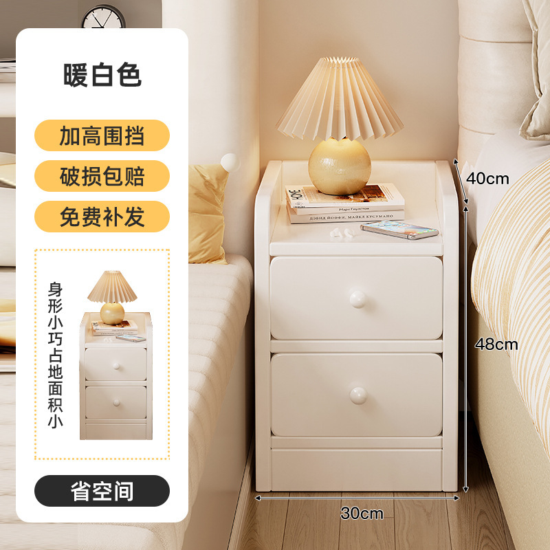 El estante de la cabecera es extremadamente estrecho, el gabinete de almacenamiento con grietas de estilo crema francés, la esquina de la puerta, el espacio trasero, el gabinete delgado, el gabinete de almacenamiento de piso