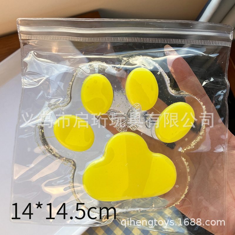 거대한 얼음 노란 고양이 발톱