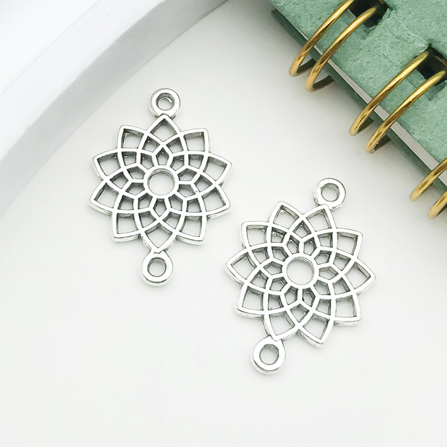 Mezclado 35 nudo chino colgante celta flor aleación pequeño colgante creativo DIY joyería accesorios llavero