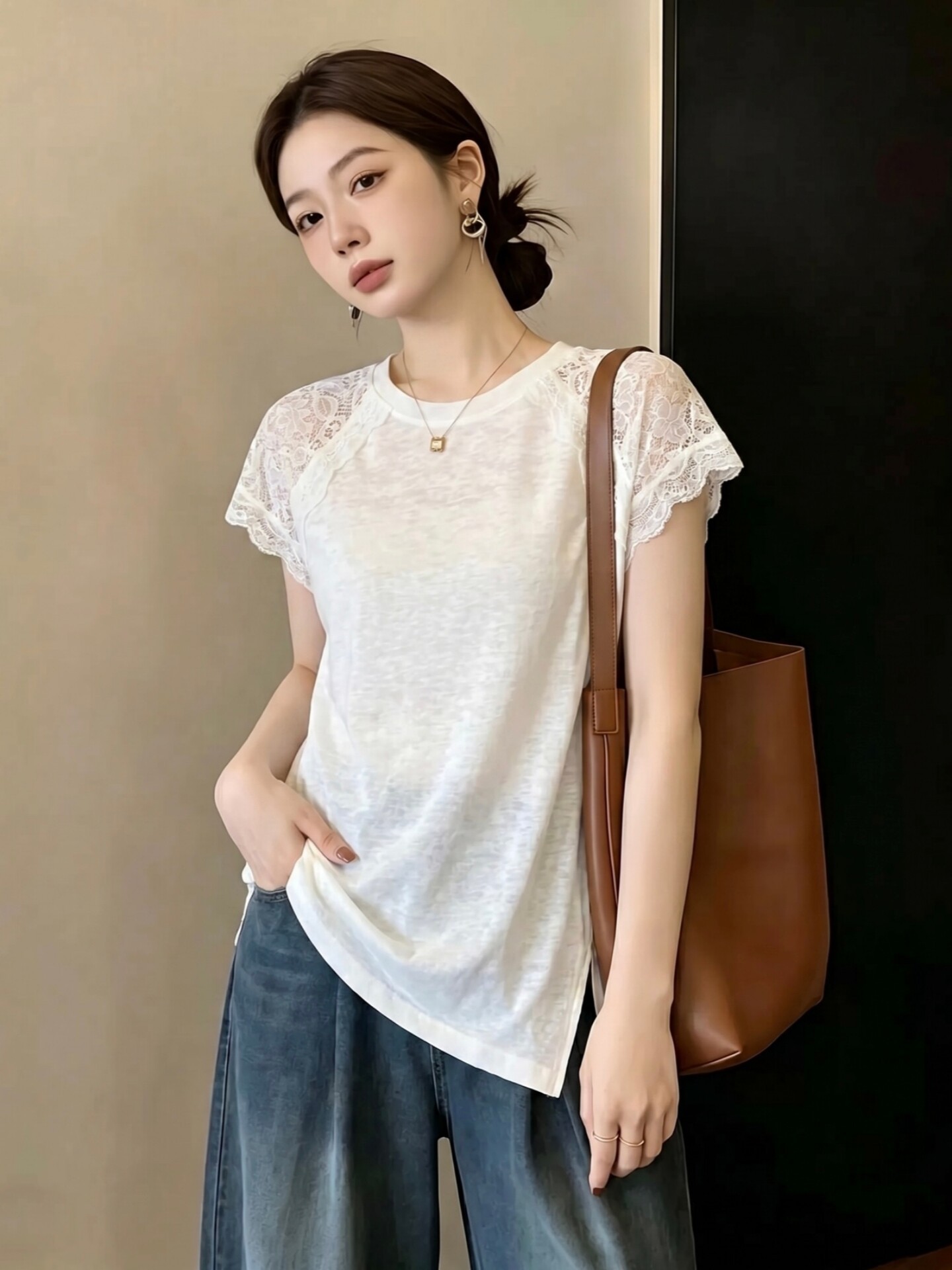 Áo thun nữ tay ngắn ren phối vai chẻ tà thiết kế — màu trắng