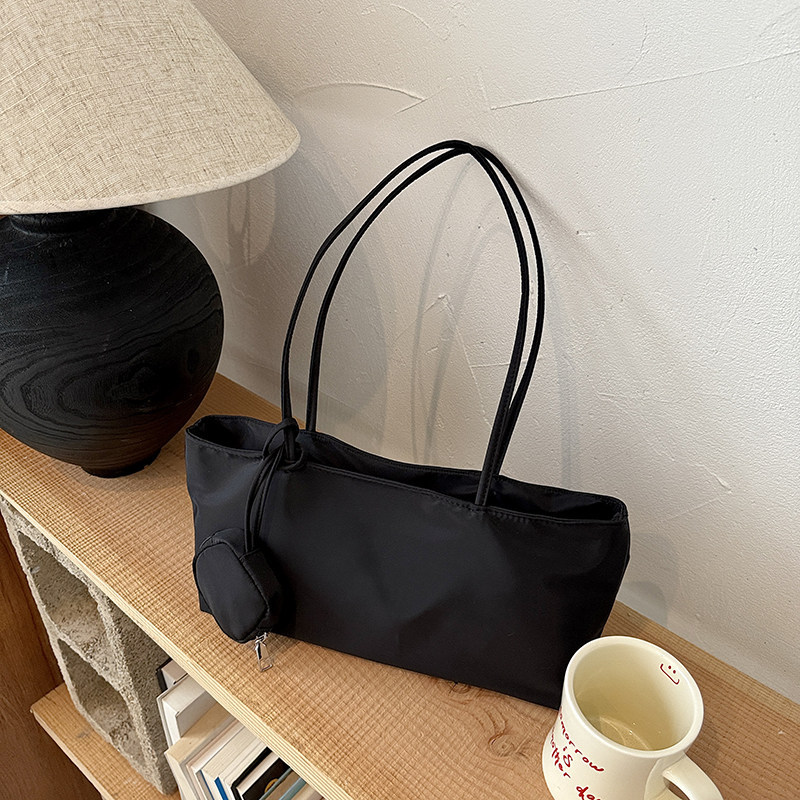 Nylon large-capacity bag for women, 2026 new model, high-end feel, underarm bag, versatile for daily commuting, baguette bag, tote bag