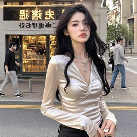 TZ6223简约时尚v领长袖T恤女春季新款设计感小众别致修身短款上衣