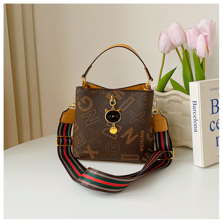 Frauen 2023 Neue Trendy Sommer High-End-Wasser Eimer Mode Alter Reduziert Umhängetasche Modische Handheld_voghion.com