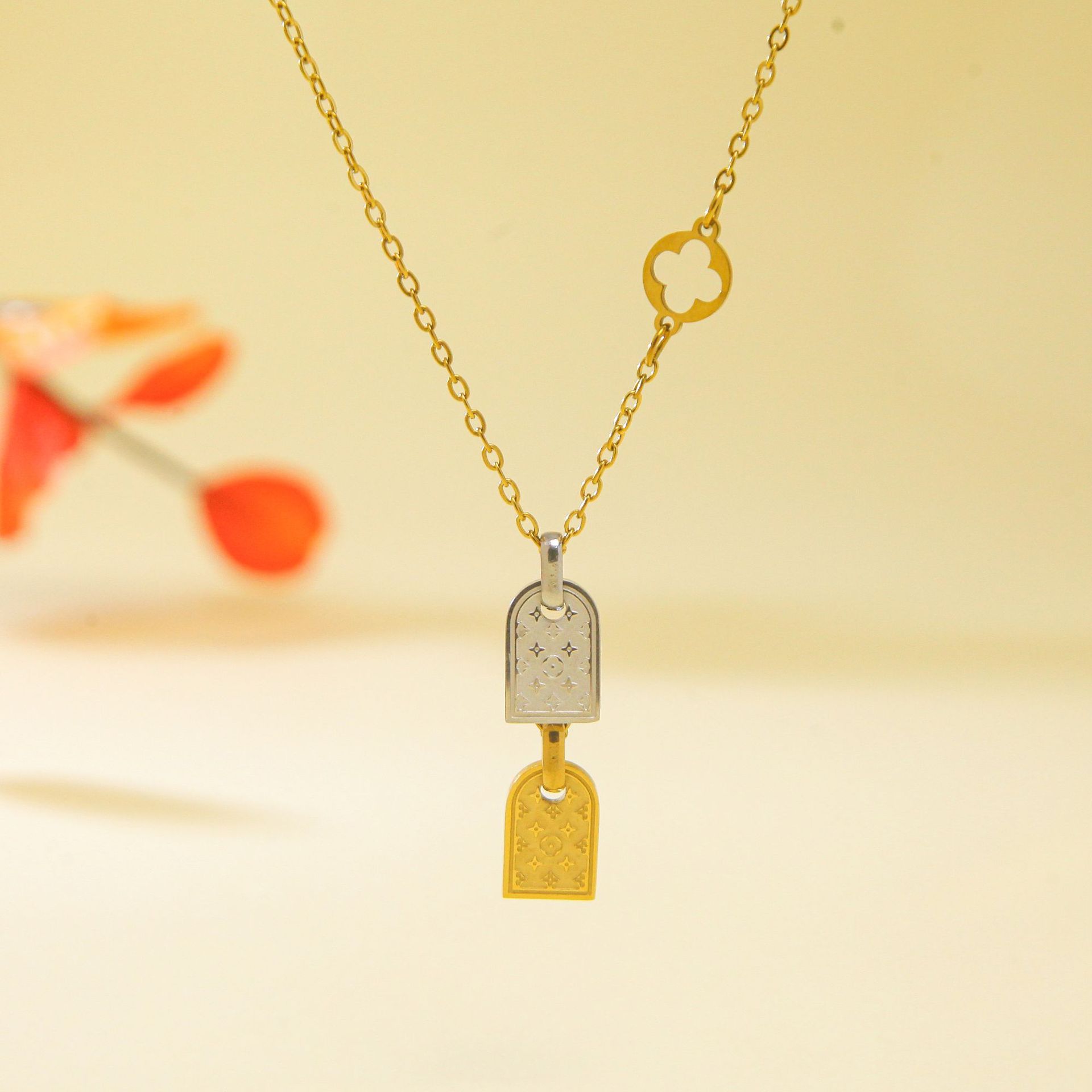 金色方牌镂空爱心项链女轻奢小众凯旋门吊坠叠戴百搭饰品定制批发