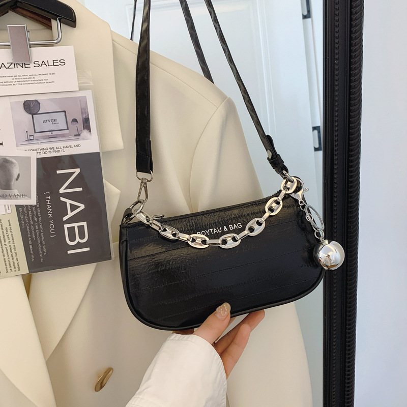 Bolso de brazo plateado de fuego para mujeres 2024 nuevo estilo de verano de lujo ligero nicho de alta calidad cadena bolso de mano para mujeres