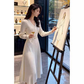 气质女神范白色V领针织打底连衣裙女2026春季新品高级感收腰A字裙