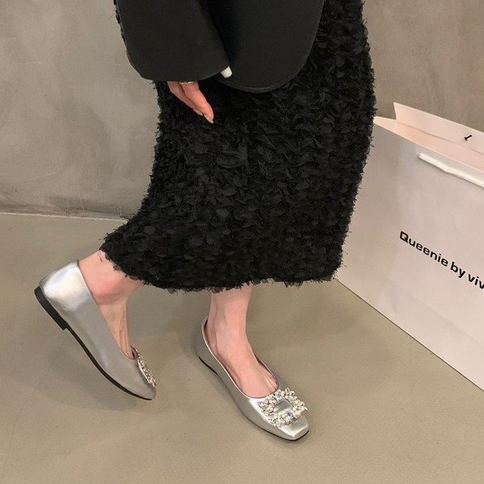 Zapatos de diamantes de imitación de punta cuadrada de alta gama plateados planos para mujer 2025 nuevos zapatos de guisantes con hebilla cuadrada de cercanías negros de primavera