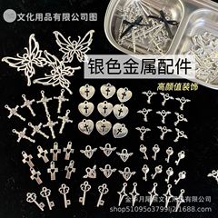高颜値の銀色の金属シリーズの部品の蝶結びのクロスの装飾のゴムのカードのれんがの部品の平価の卸売り