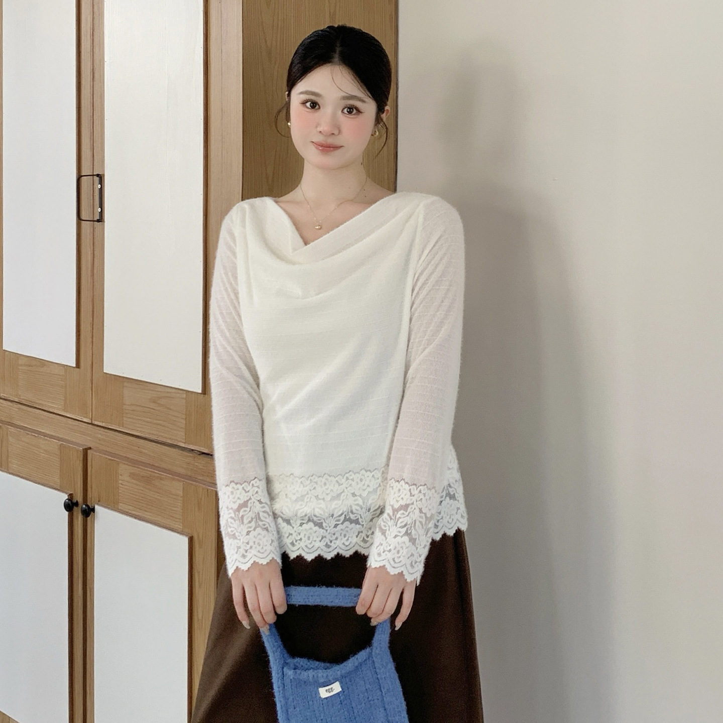 Zhi Xuan plus-size women's solid-color lace camisole top, 2026 autumn new collection, stylish and versatile top 315275