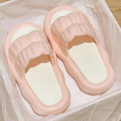 雲は糞感スリッパを踏んでいます。女性の夏は日常的にお風呂に入ります。