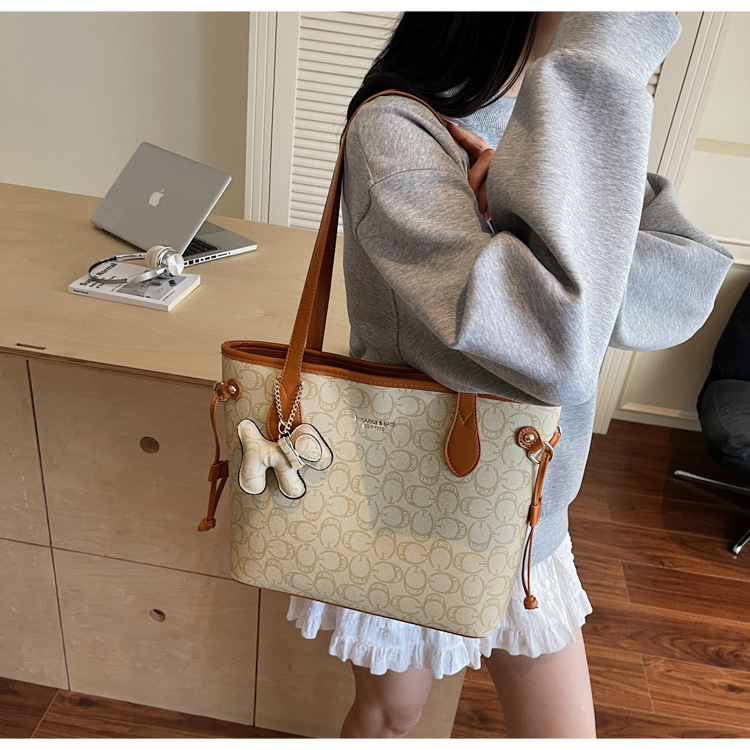 Korean high-end, versatile and retro single-shoulder commuter bag for women, new summer 2025 large-capacity fashionable tote bag undefined