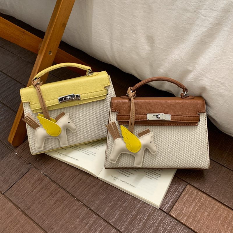 Textura de nicho bolso de diseño de mujer 2026 nuevo bolso Kylie color contraste diario simple viaje mochila de hombro