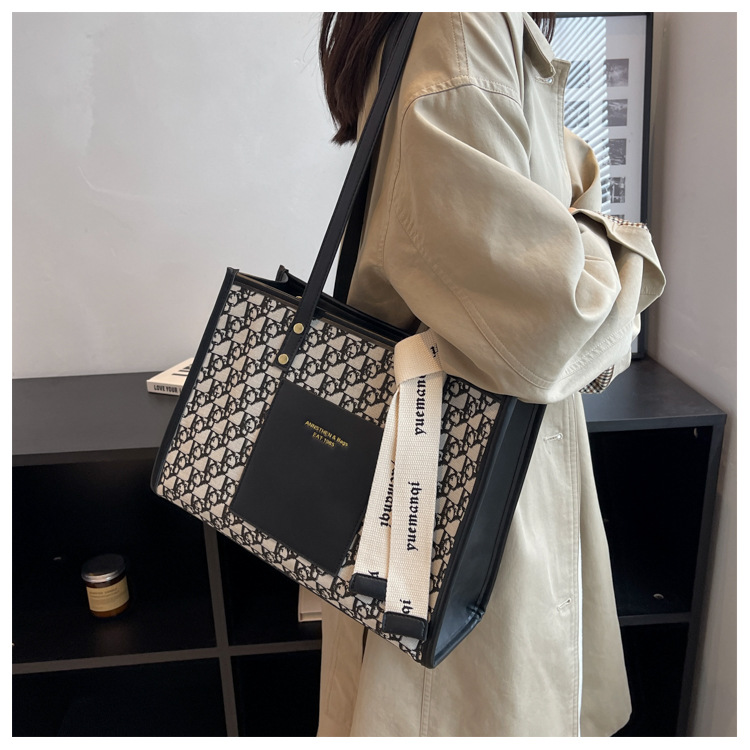 2023 New Hot Selling Large Capacity Bag Women's Versatile Commuting Shoulder Bag Fashionable and High Quality Retro Handheld Tote Bag_voghion.com