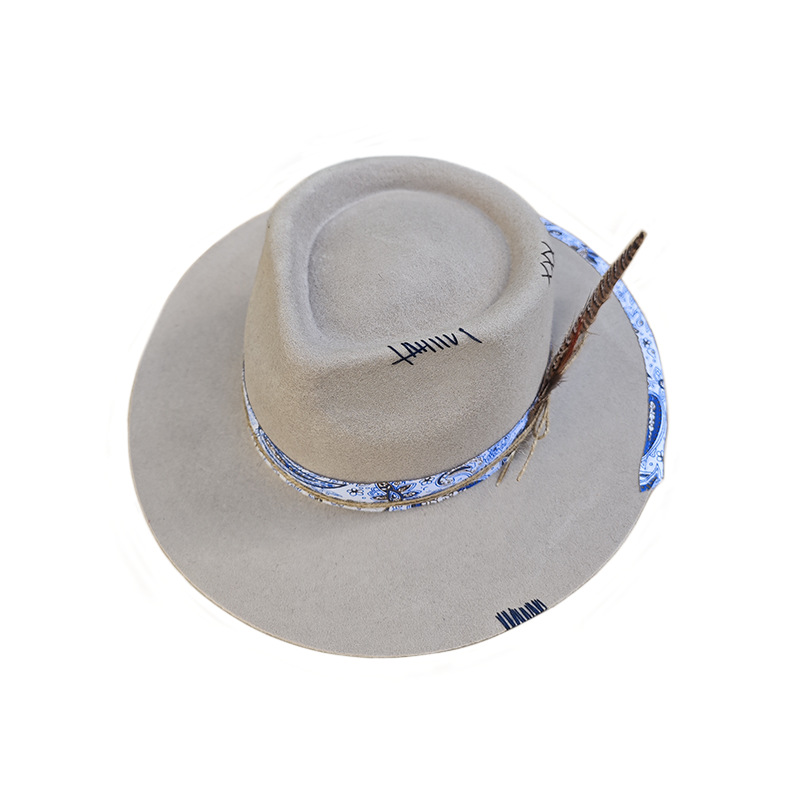 Top alla moda in pura lana con nastro intrecciato e decorazione di piume, cappello in feltro di pecora_voghion.com