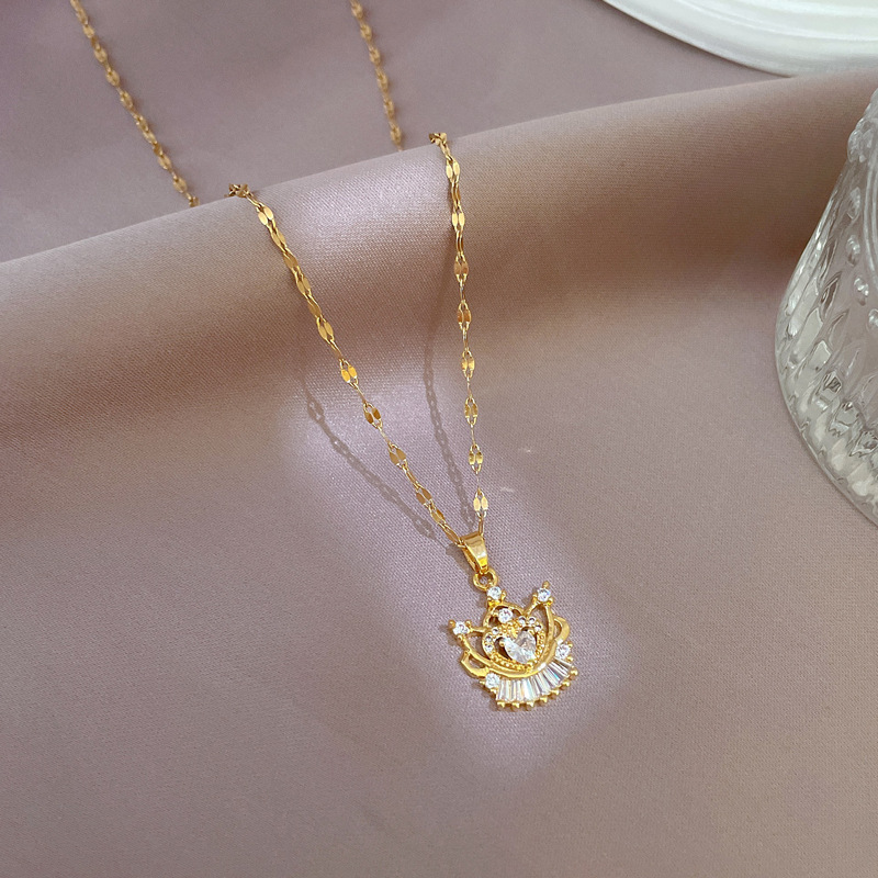 Collar con colgante de corona y circonitas chapado en oro_voghion.com