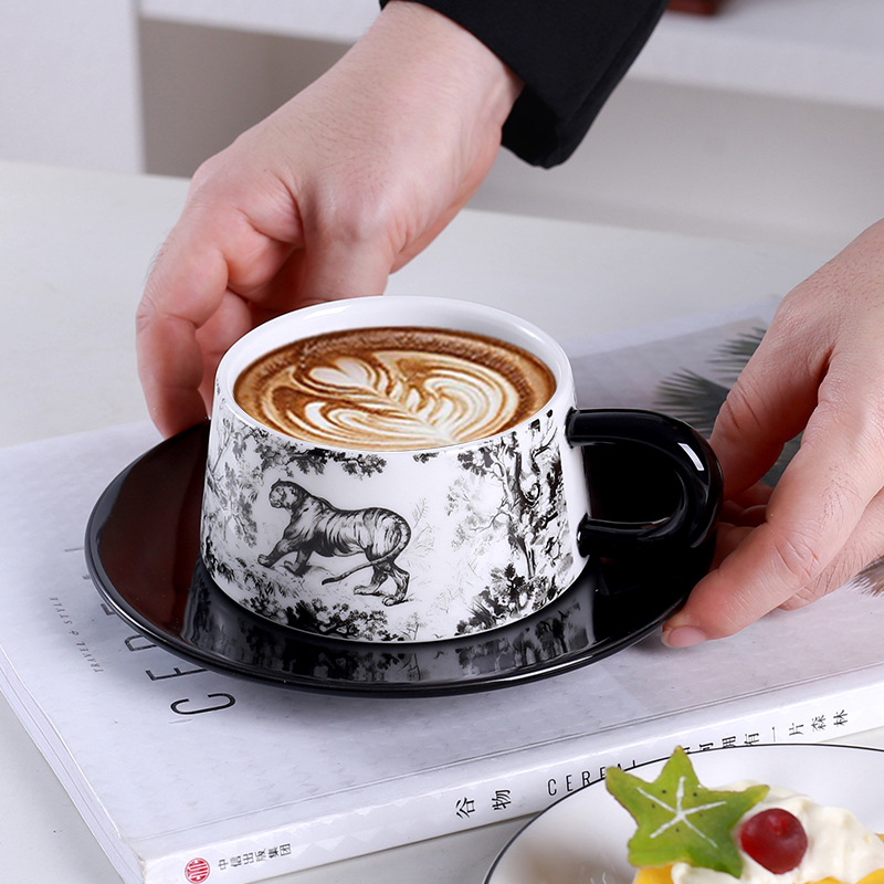 Tazas y platillos retro franceses de alto valor de la cara tigre y dragón con tazas de café con tazas de cerámica negra exquisita taza de menú de la tarde