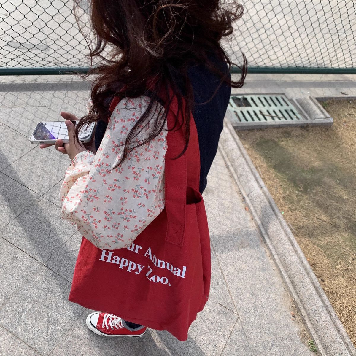 Red personalized casual tote bag, niche letter single-shoulder bag, mommy bag, retro large-capacity commuting canvas bag Application Scenario