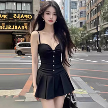 法式气质高级感赫本风黑色吊带连衣裙女纯欲性感收腰显瘦百褶短裙