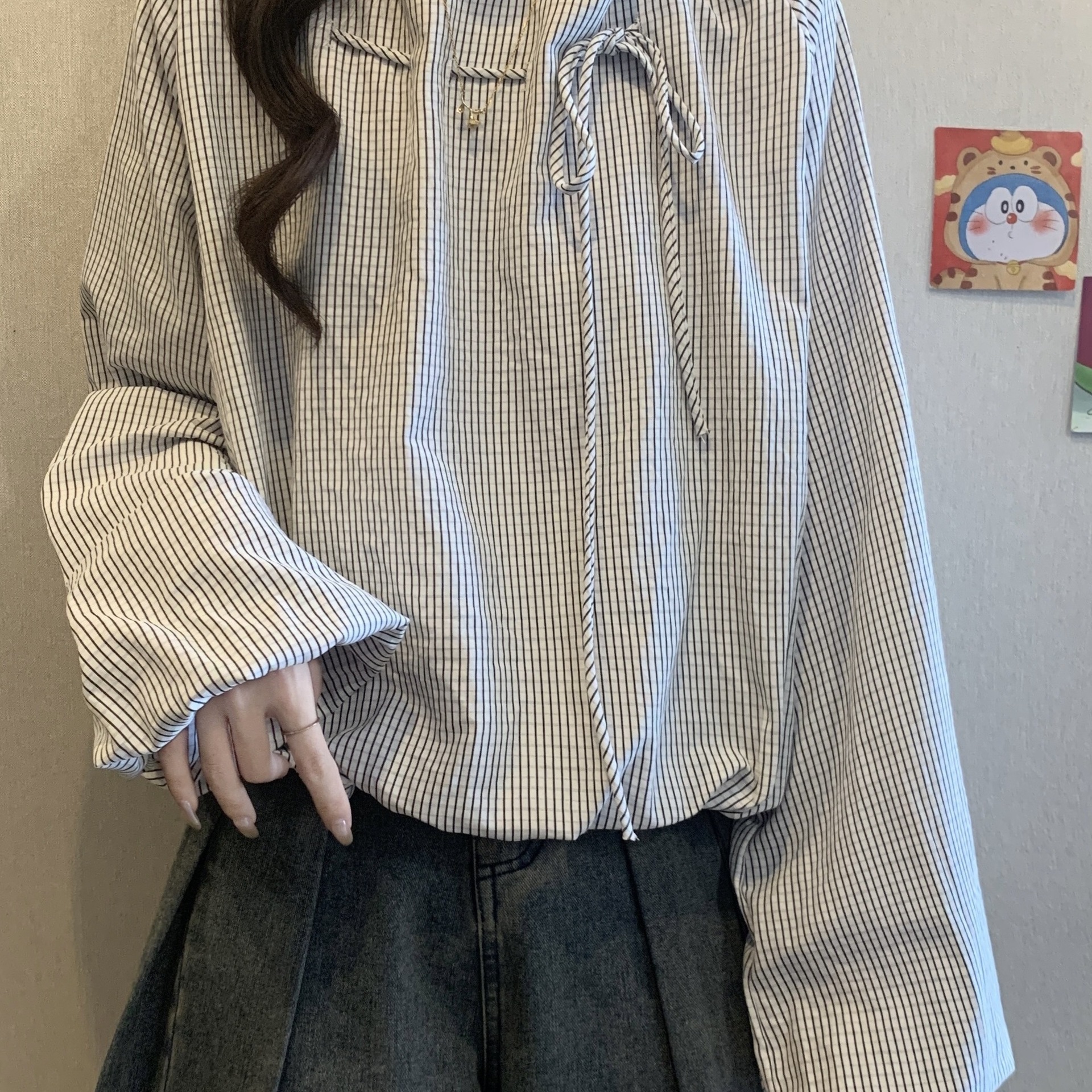 秋装2025新款法式小资系带条纹衬衫女设计感灯笼长袖短款上衣