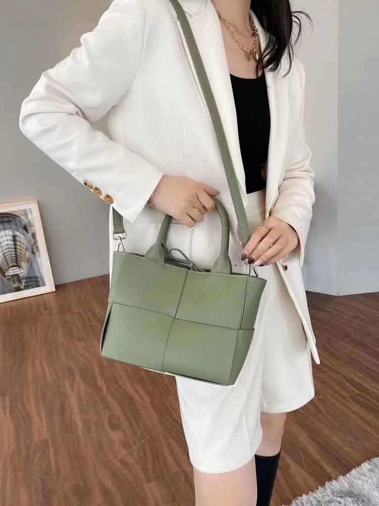 Bolso tote ARCO de moda para la primavera 2025, estilo internet, gran capacidad, con bolsa interior con cremallera, bolso de hombro, 6 colores, en stock.